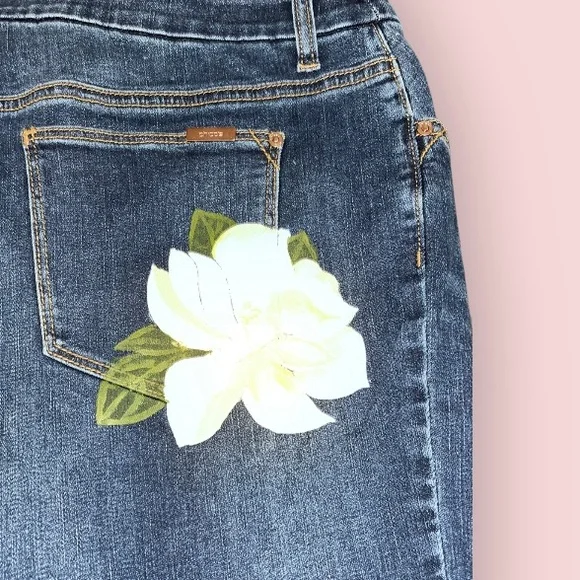 Chico's Navy Floral Embroidered Cropped Jeans - EUC - Picture 6 of 9